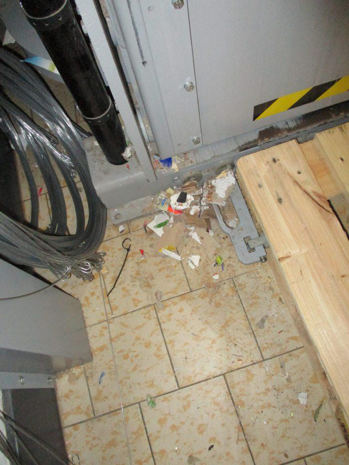 V sklade prevádzky znečistená podlaha okolo lisovacieho stroja .