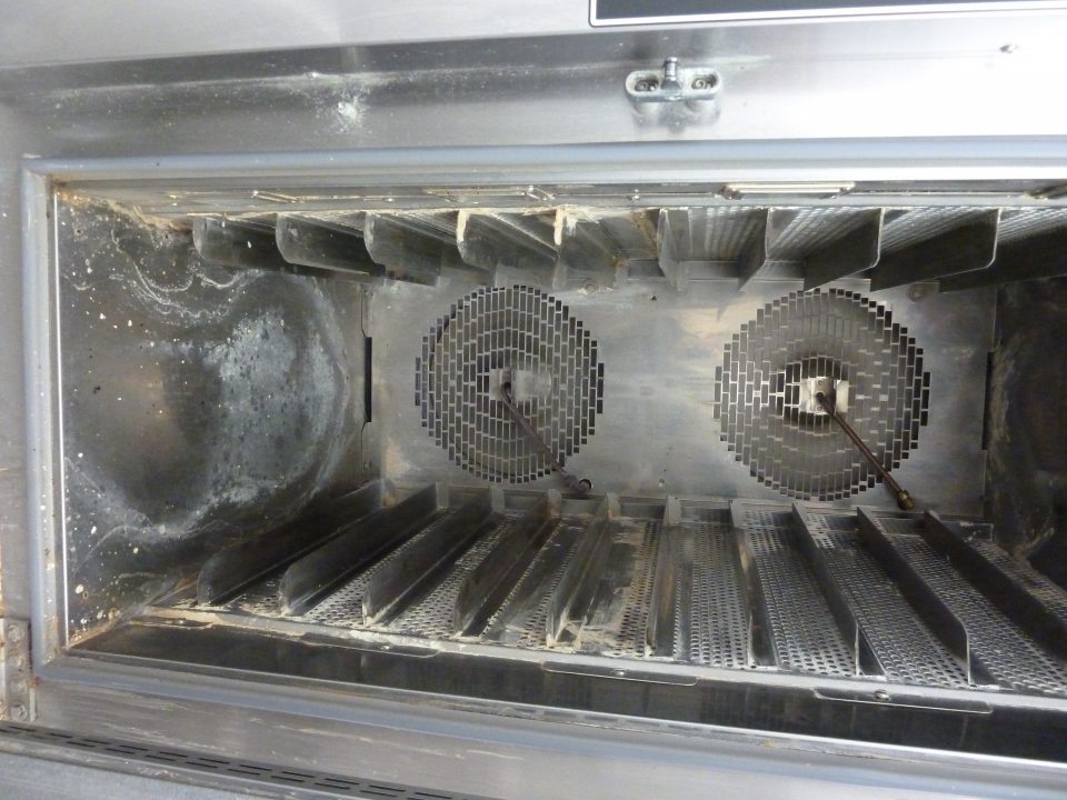 Teplovzdušná pec v prevádzkarni z vnútornej strany pokrytá vrstvou vodného kameňa.