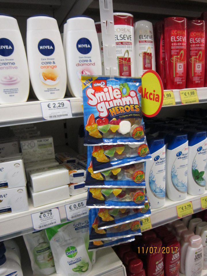 Predávané cukrovinky nevhodne vystavované spoločne s drogistickým tovarom.