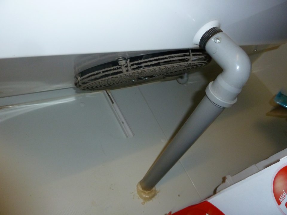 V chladiacom boxe prevádzky znečistené mriežky na ventilátoroch.