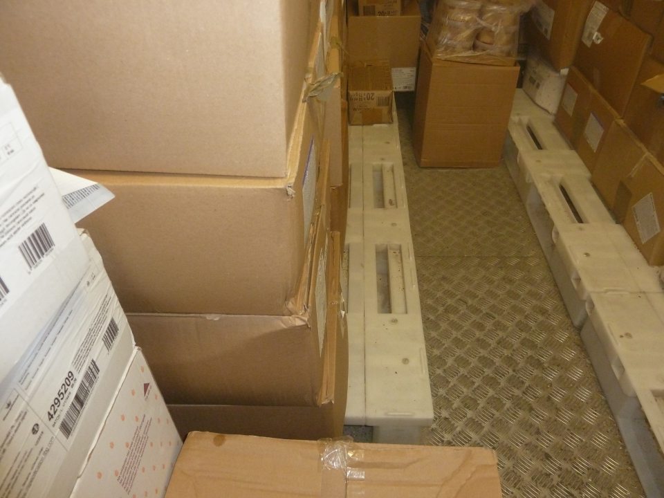  V mraziacom boxe sú na zemi omrvinky z mrazených pekárskych polotovarov.