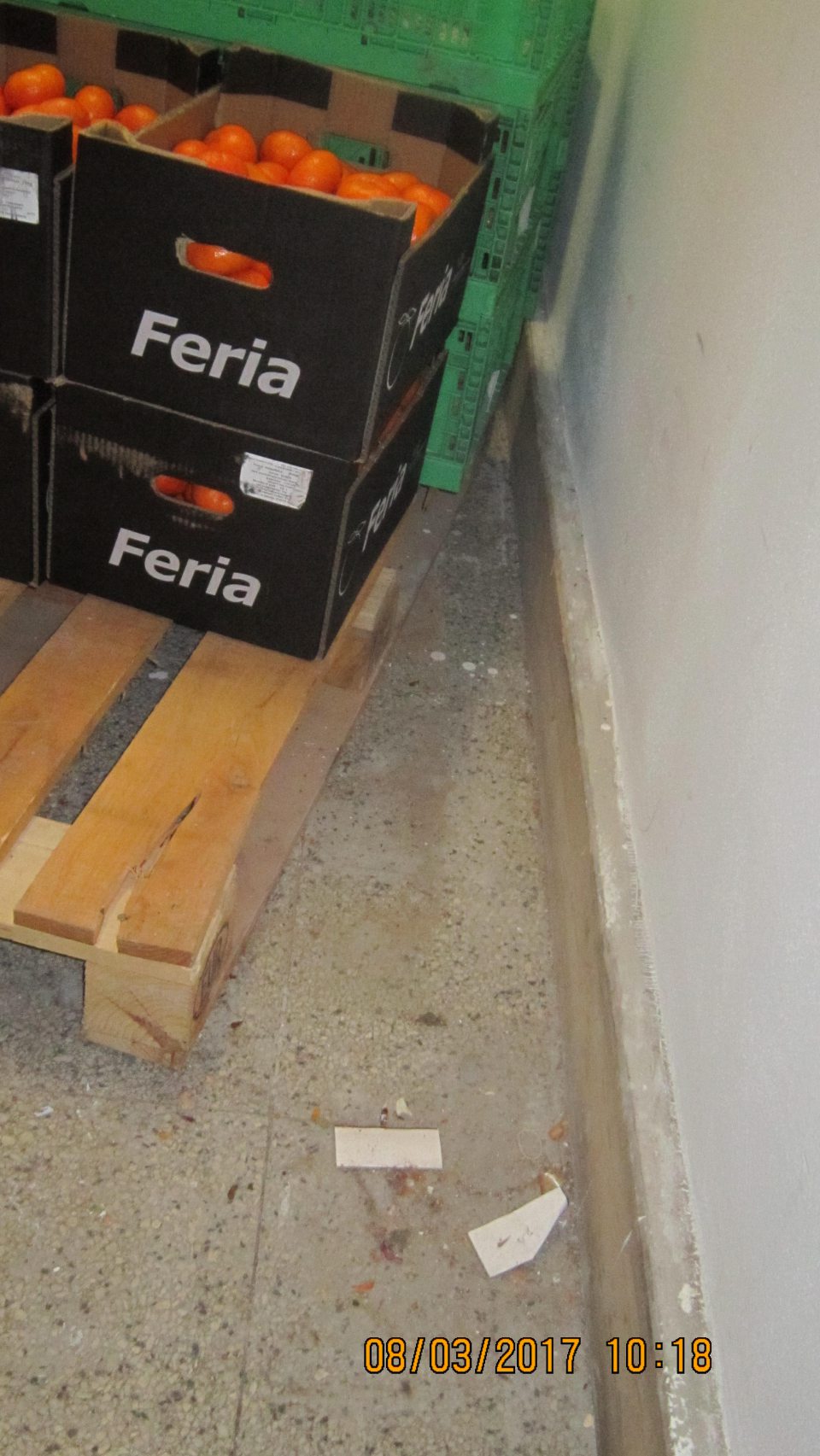 V prevádzke znečistená manipulačná chodba.