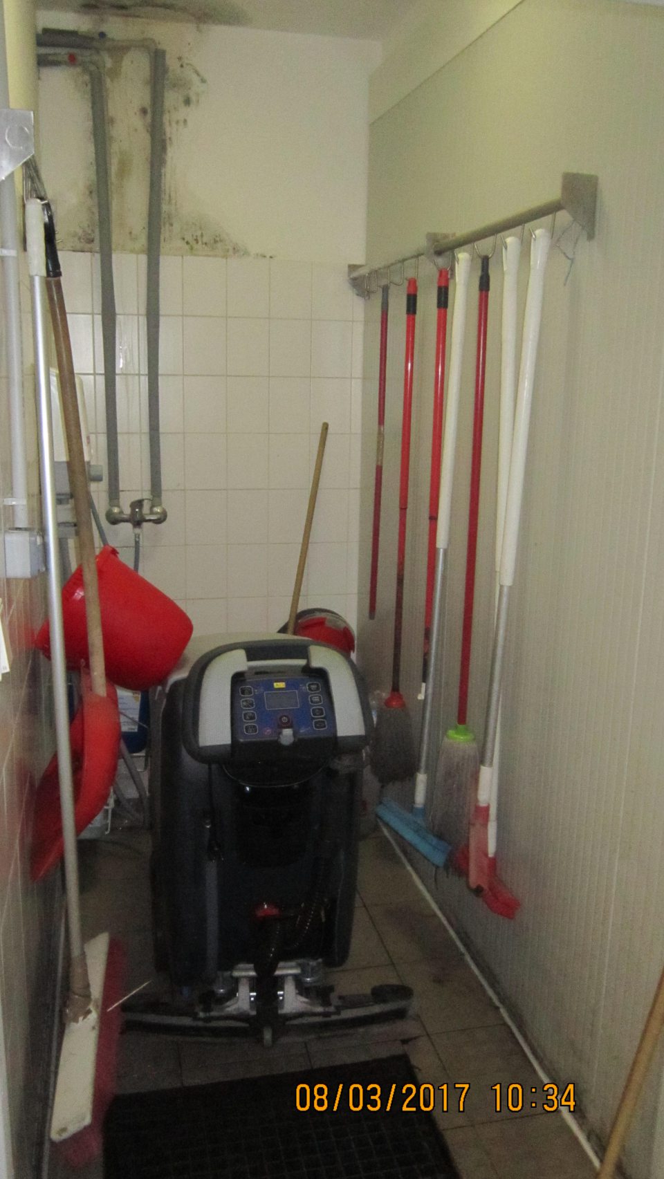 V sanitačnej miestnosti na stene a strope výskyt čiernej plesne.