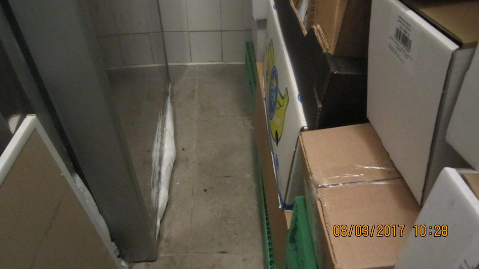 V prevádzke nadmerná námraza dvier.