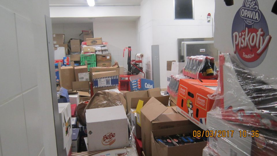 V sklade prevádzky neusporiadané skladovanie potravinárskeho a nepotravinárskeho tovaru.