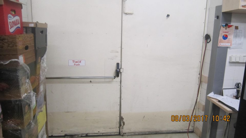 V sklade prevádzky poškodené dvere.