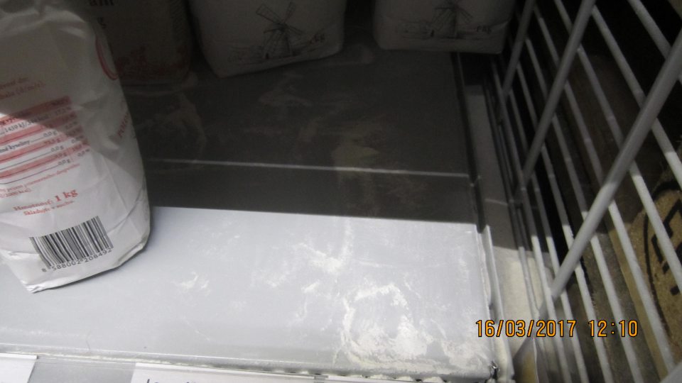 V predajni znečistený regál.