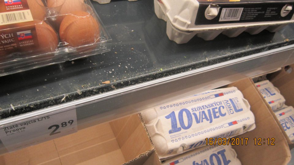 V predajni zvyškami potravín znečistená chladiaca vitrína.