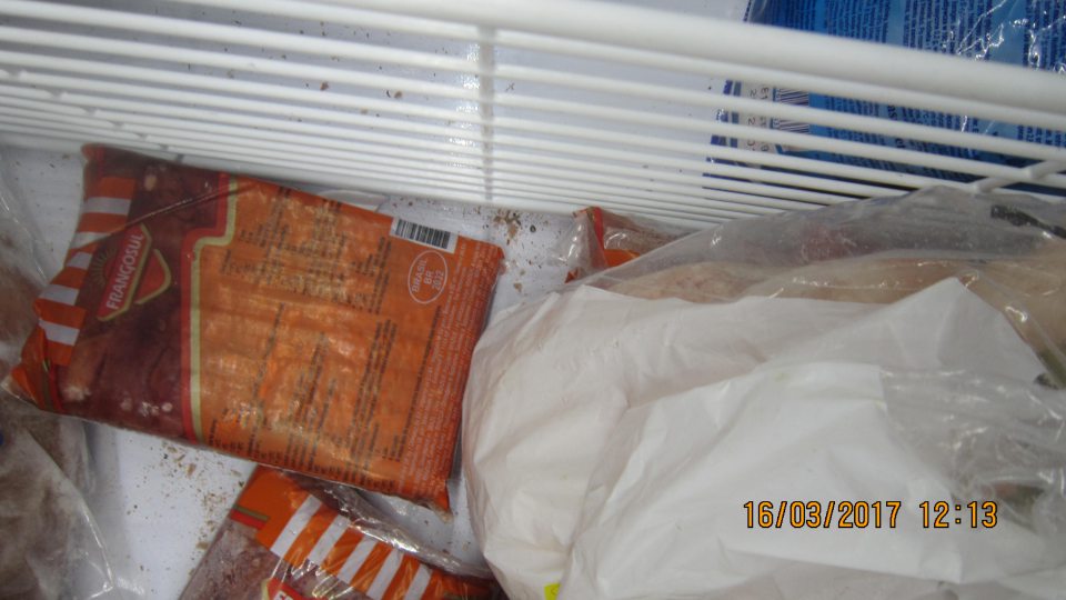 V predajni znečistený mraziaci box.