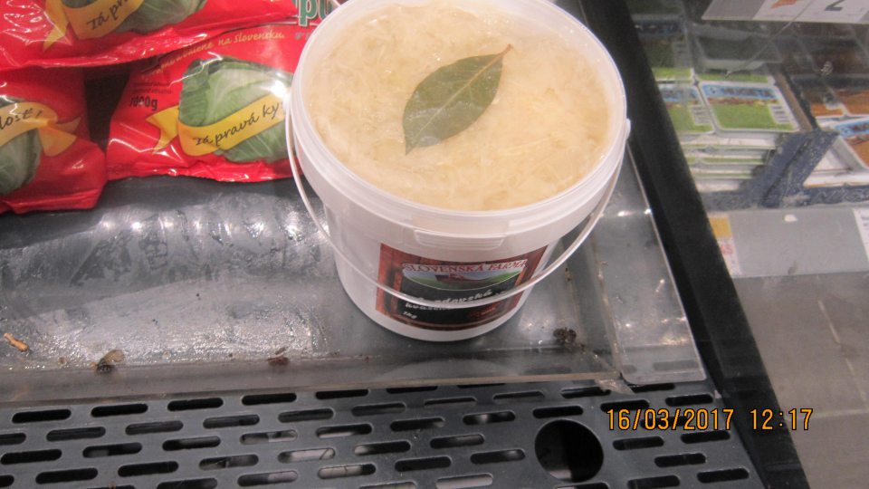 Chladiaca vitrína v predajni znečistená šťavou z kyslej kapusty. 