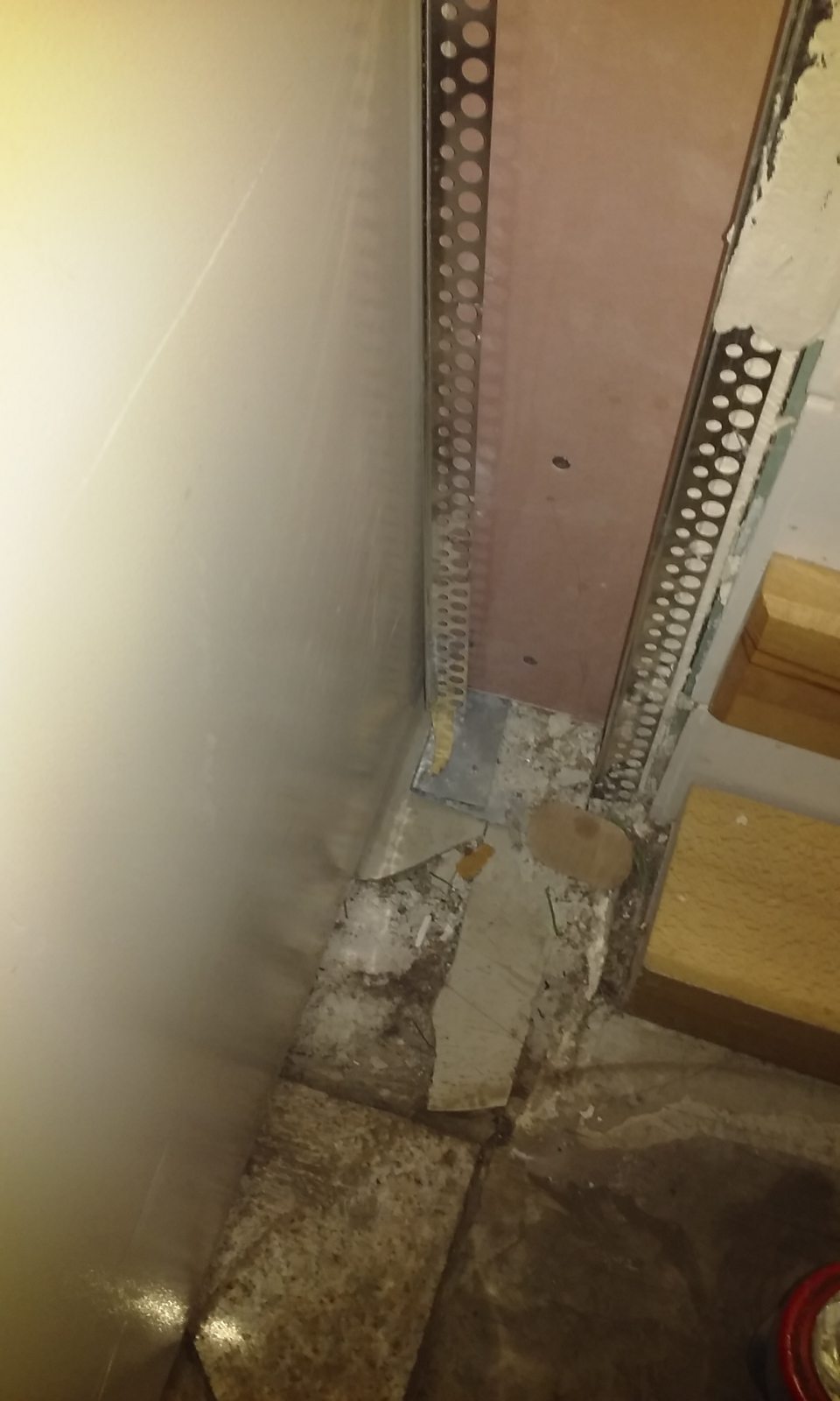 V sklade prevádzky poškodená zárubňa a podlaha.