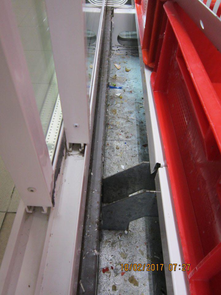 V predajni znečistená chladiarenská vitrína.