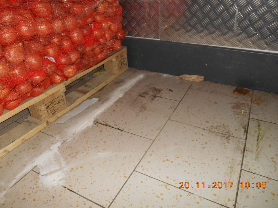 V sklade potravín prevádzky znečistená podlaha.