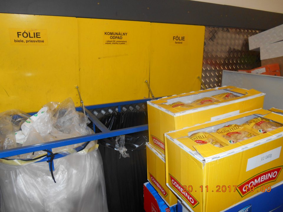 V sklade potravín prevádzky skladovanie potravín (balené cestoviny) v tesnej blízkosti vriec s odpadom.