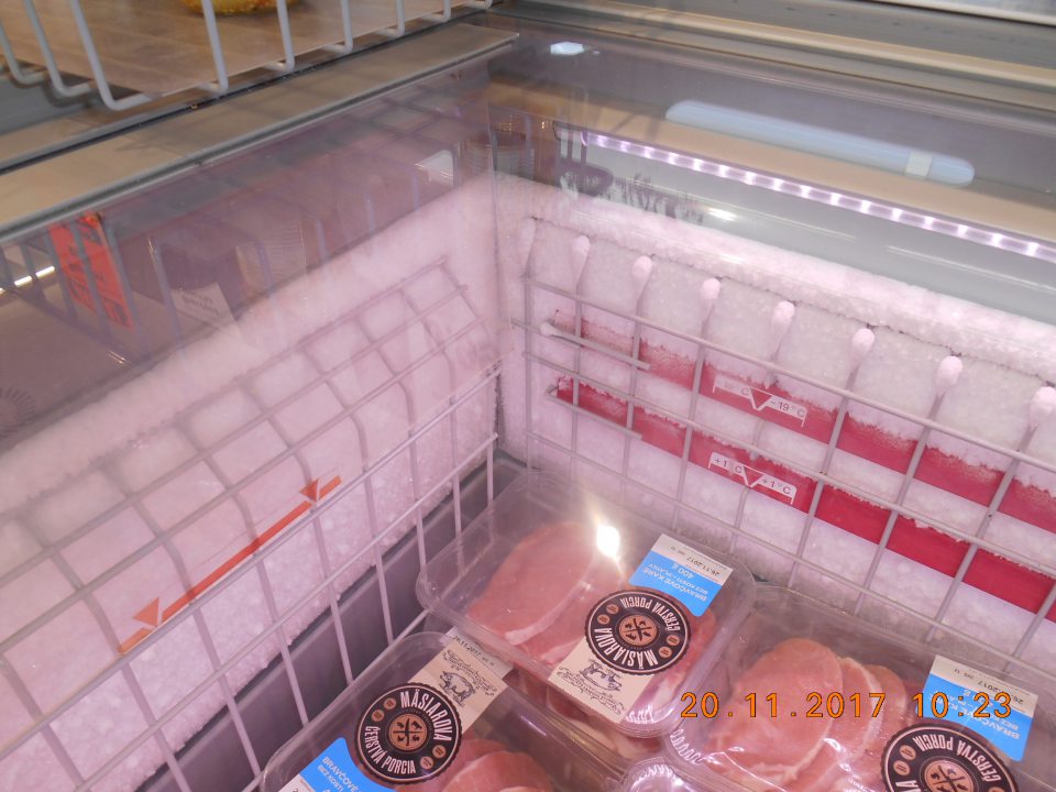 Na predajnej ploche neúmerná námraza na stenách chladiarenského boxu.
