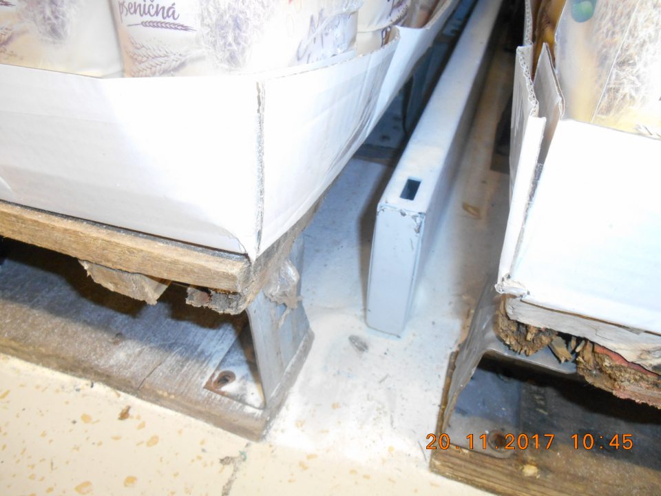 Na predajnej ploche vrstva rozsypanej múky na podlahe pod paletou.