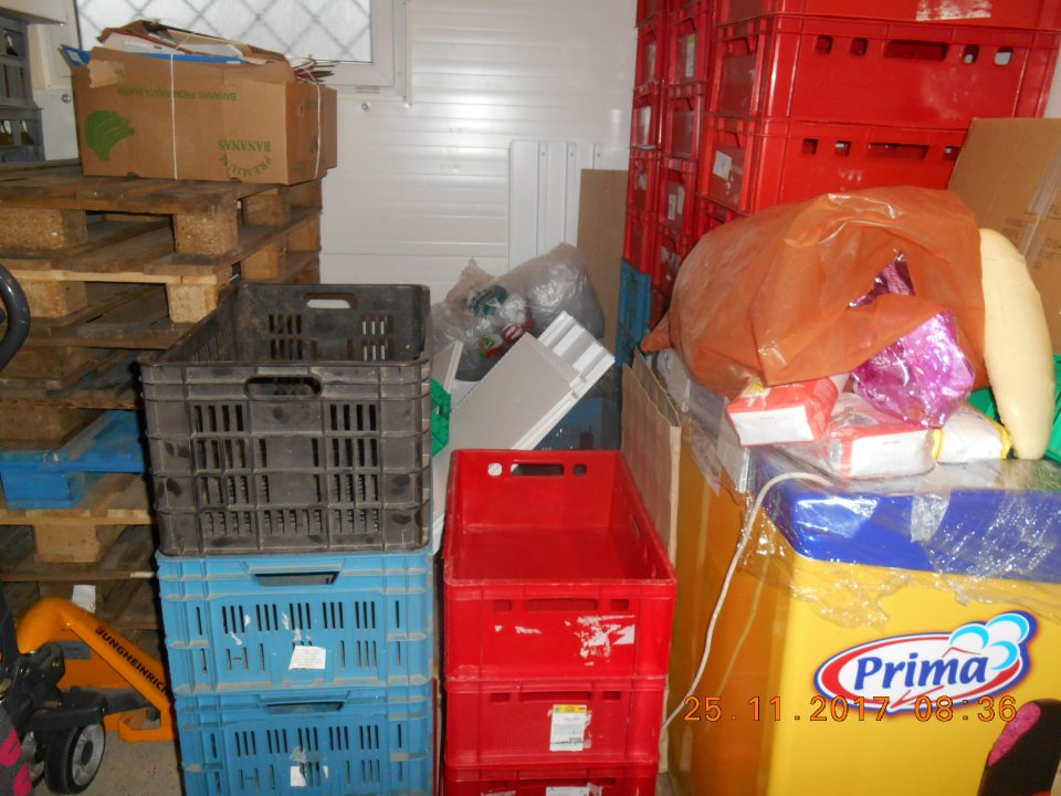 V zázemí prevádzky v časti príjmu tovaru neusporiadaným spôsobom uchovávané rôzne predmety a tovary.