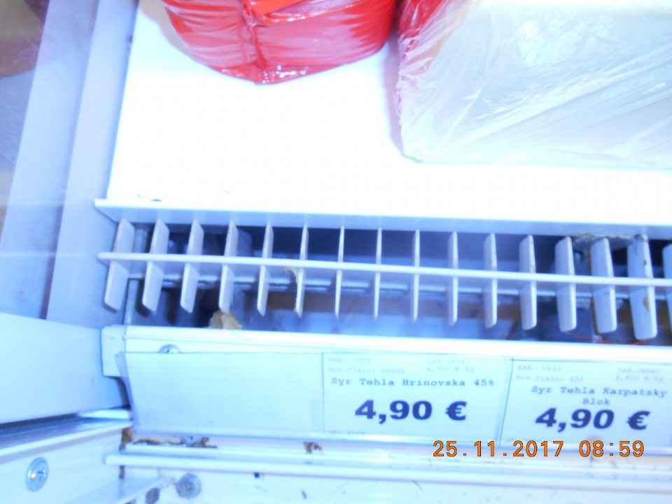 V prevádzke znečistená chladiaca vitrína na uchovávanie mliečnych výrobkov.