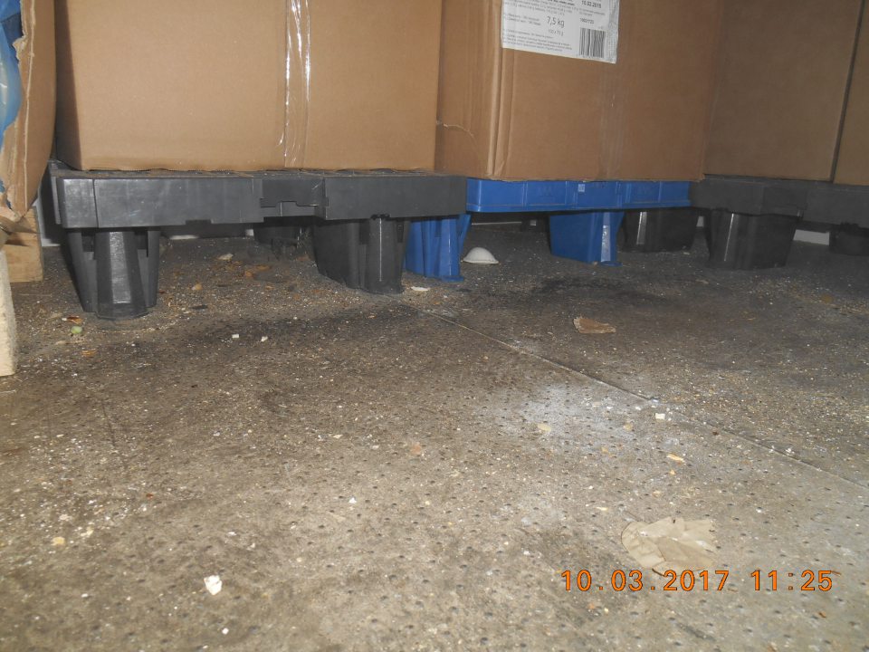 Znečistená podlaha mraziaceho boxu v skladovacích priestoroch.