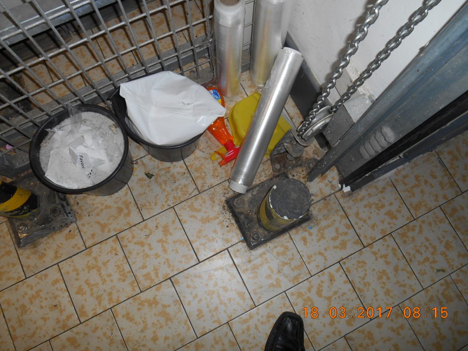 Nevhodné skladovanie obalového materiálu určeného na styk s potravinami - streč fólia pohodená na podlahe.