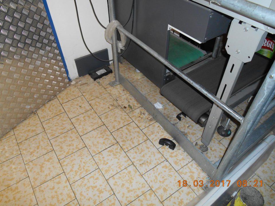 V sklade hromadenie sa nečistôt v zádverí.