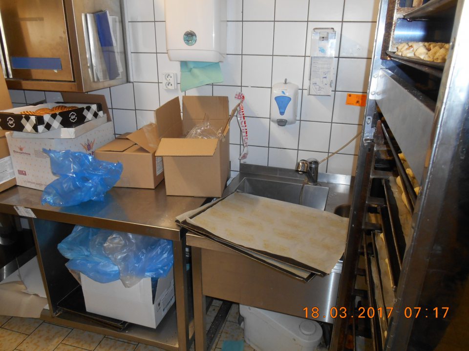 Vo výrobnej časti dopek nebola k dispozícii teplá voda na umývanie pracovného náradia a na osobnú hygienu. 