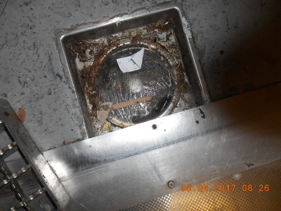 V zázemí prevádzky pred mraziarenským boxom mrazených krémov znečistený odtok.