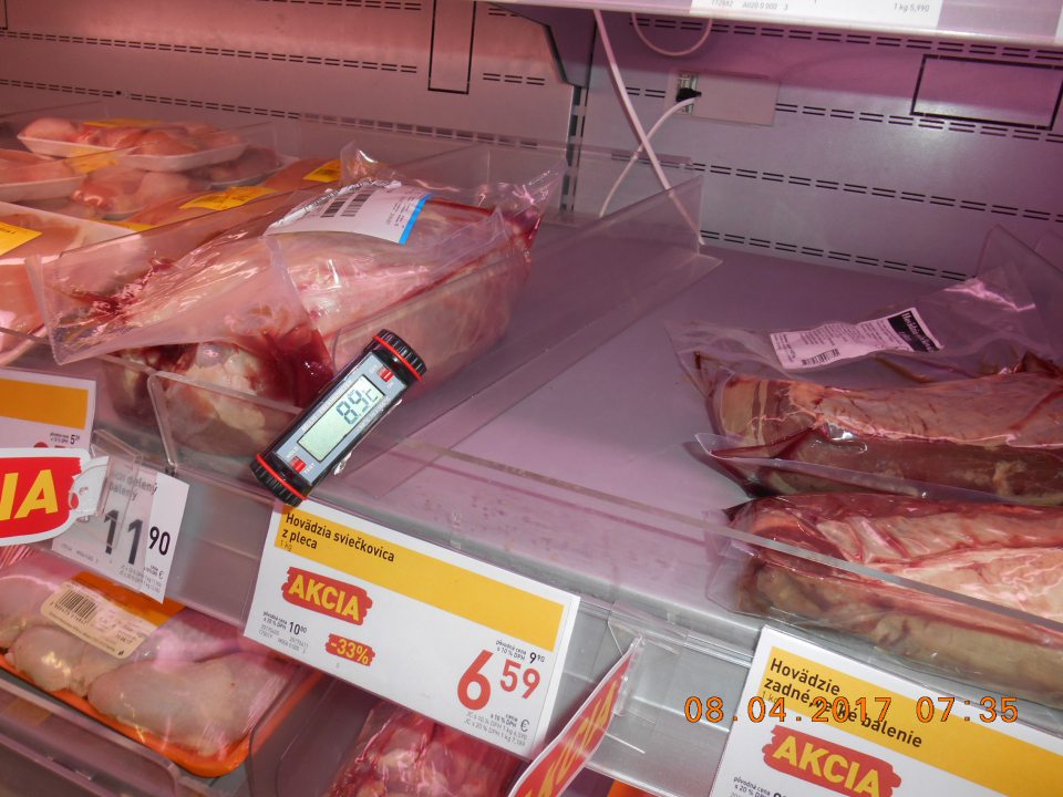Na predajnej ploche nedodržanie teplotného režimu uchovávania baleného hovädzieho mäsa.