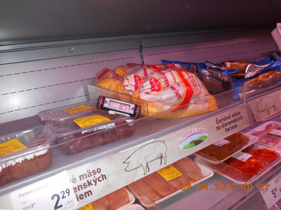 Na predajnej ploche nedodržanie teplotného režimu uchovávania balených hydinových pečienok.