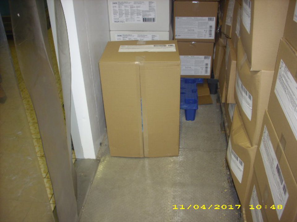 Polotovary na výrobu pekárskych výrobkov uložené priamo na podlahe.