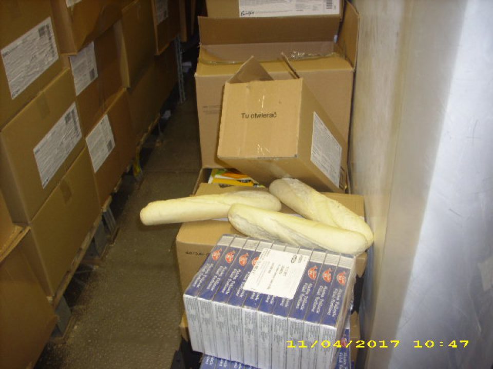 Nebalené polotovary na výrobu pekárskych výrobkov nechránené pred kontamináciou, uložené priamo na kartóne v mraziacom boxe.