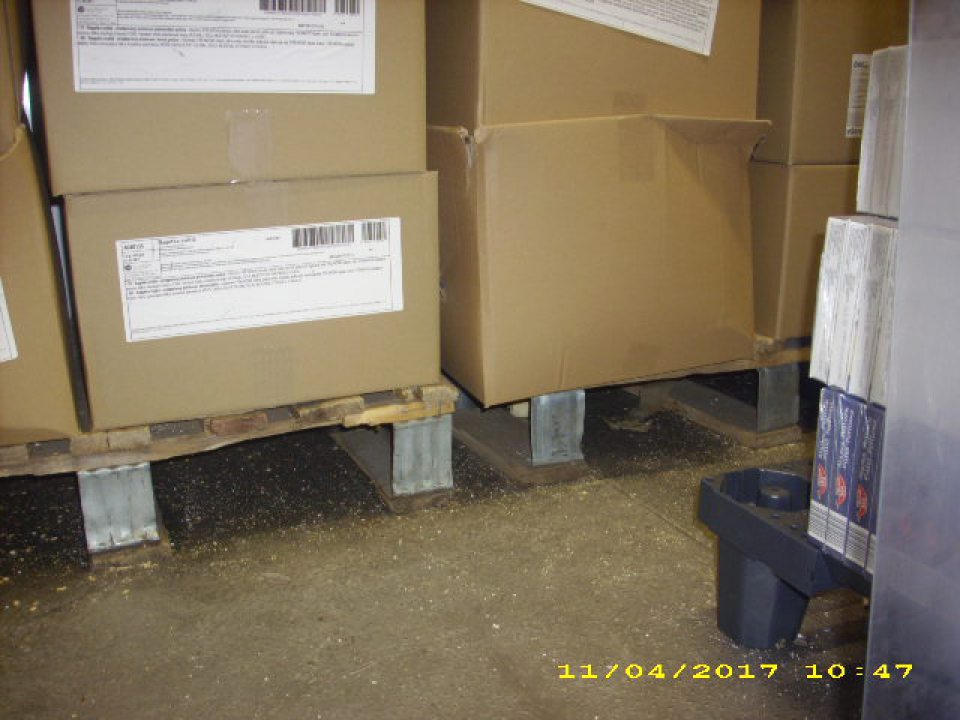 Nečistoty pod paletami v mraziacom boxe, v ktorom sú uchovávané polotovary na výrobu pekárskych výrobkov.