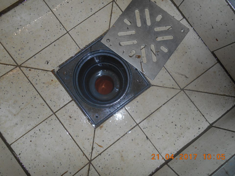 V zázemí prevádzky v kanalizačnej vpusti chýba protizápachová zábrana.