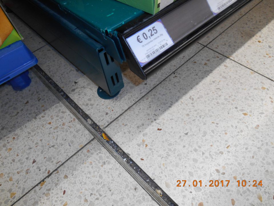 V predajni poškodená celistvosť podlahy.