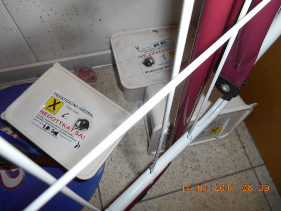 Nesprávne vykonávaná DDD činnosť - v sklade s uchovávanými potravinami pri kontrole 14.01.2017 zistené nezabezpečené deratizačné staničky s nástrahovým deratizačným prípravkom Ratimor uložené v prevádzke od 04.10.2016.