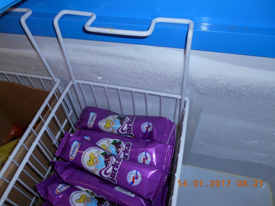 Silná námraza na stenách mraziarenského zariadenia na uchovávanie mrazených krémov a nanukov.