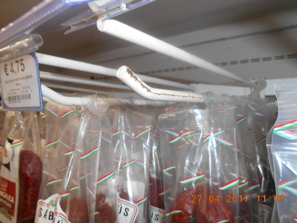 Na predajnej ploche skorodované chladiace zariadenie na uchovávanie mäsových výrobkov.