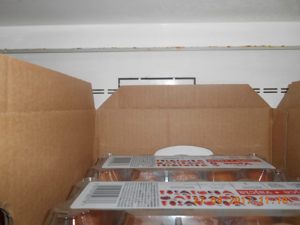 Na predajnej ploche skorodované chladiace zariadenie na uchovávanie slepačích vajec.