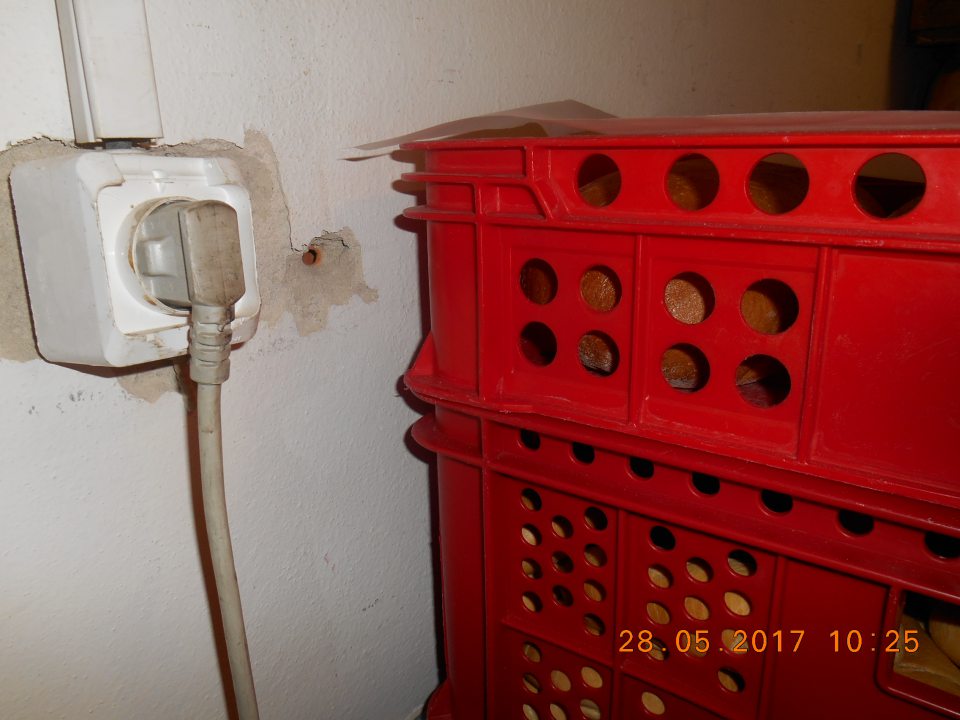 V prevádzke narušená celistvosť steny v časti skladu, kde sú uložené pekárske výrobky.