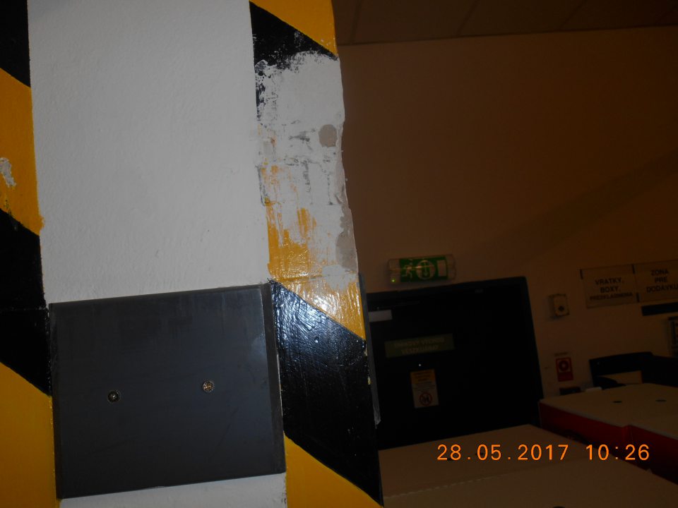 V prevádzke narušená celistvosť steny v časti skladu v blízkosti príjmovej rampy.