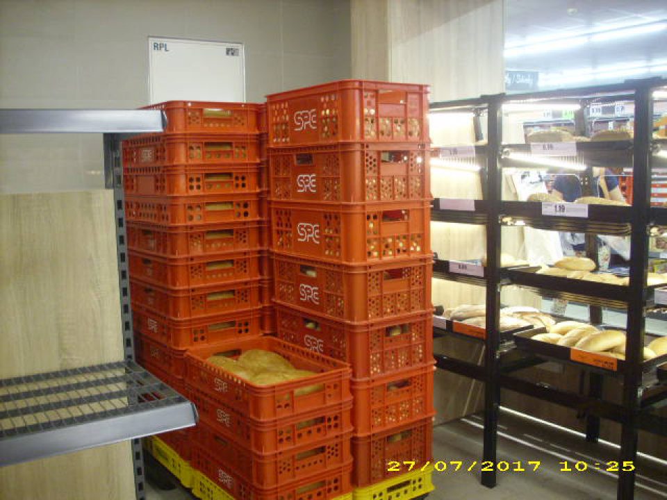 Vo výrobnej časti prevádzkarne v blízkosti regálov s nebalenými pekárskymi výrobkami z vlastnej pekárne sú skladované nebalené pekárske výrobky v prepravkách z inej dodávateľskej pekárskej firmy.