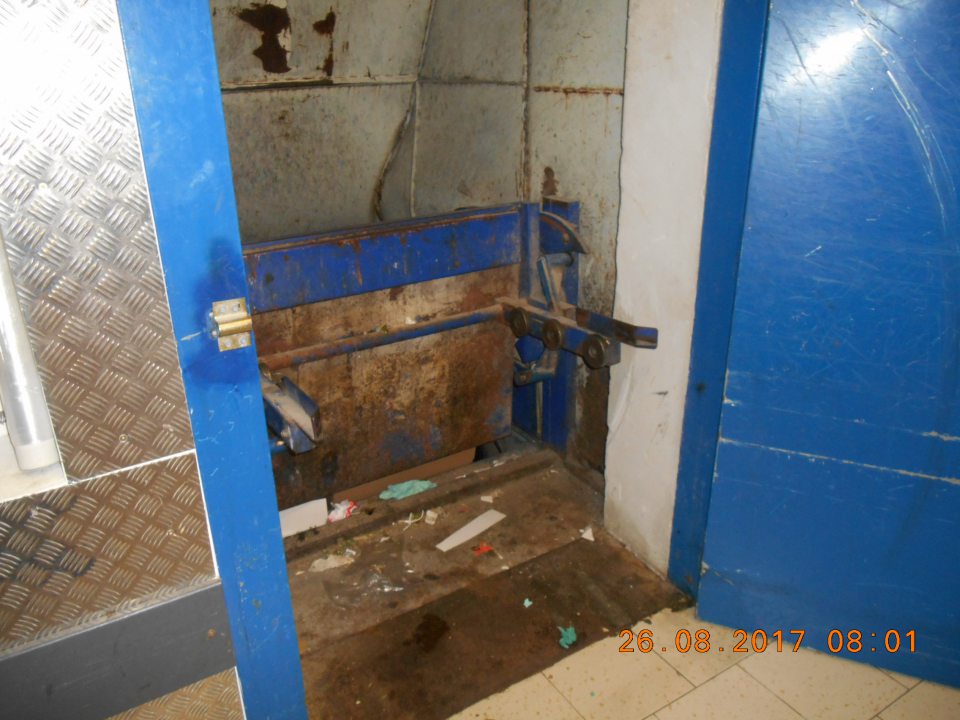 V prevádzke znečistený priestor pre lisovanie kartónov s možnosťou kontaminácie skladu potravín.