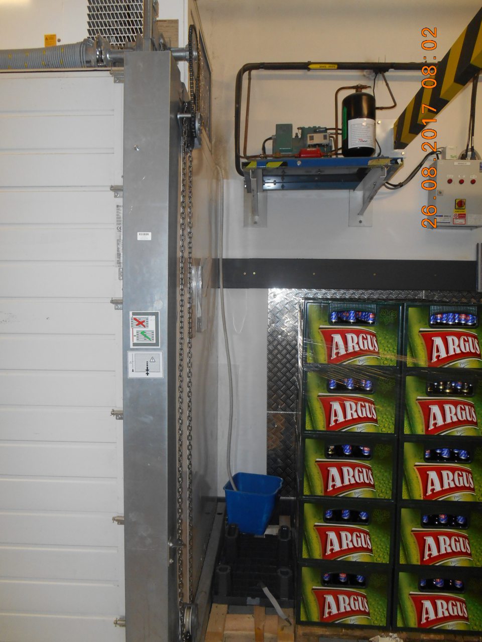 V prevádzke kondenzát z chladiaceho zariadenia nevhodne zvedený do nádoby v priestore skladovania potravín.