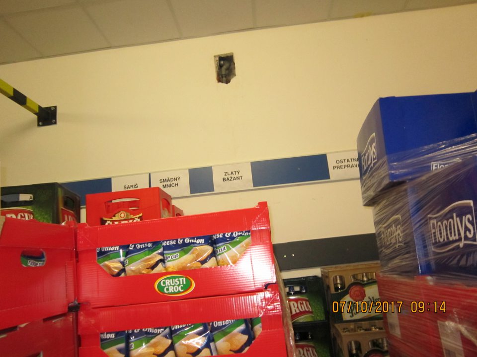 V sklade prevádzky neukončený stavebný otvor s možnosťou vniknutia škodcov..