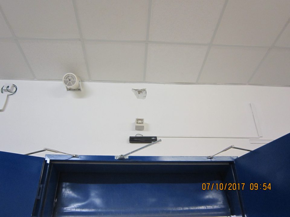 V sklade prevádzky porušená hygienická maľba steny.