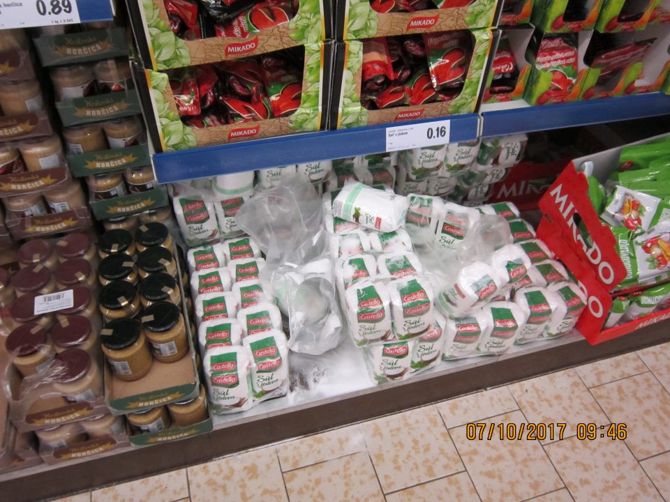 Na predajnej ploche znečistený regál.