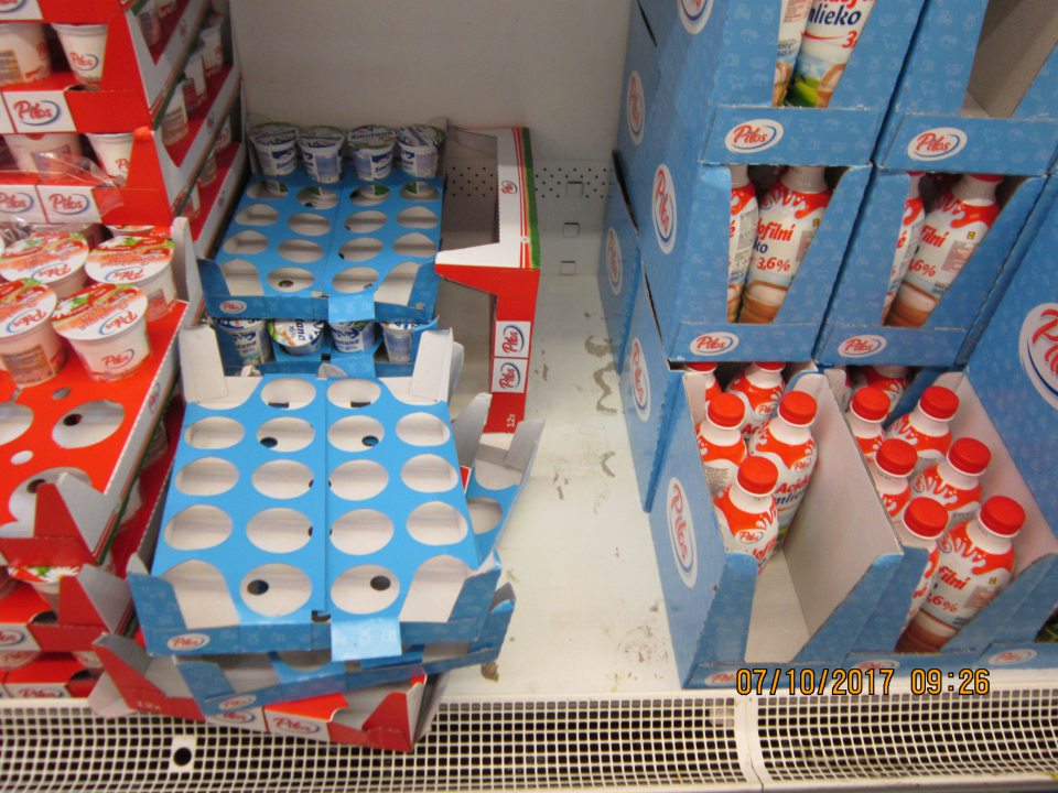 V chladiacej vitríne prevádzky znečistený úložný priestor.