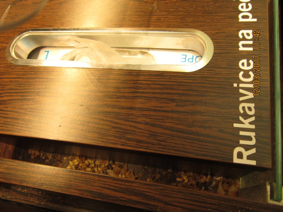 Znečistený regál na pečivo