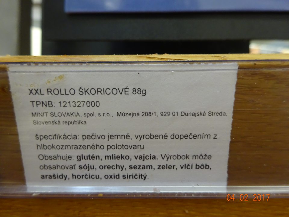 Nesúlad označenia hmotnosti dopečeného výrobku XXL Rollo škoricové: na predajnom mieste uvedené 88g, v špecifikácii výrobku hmotnosť v mrazenom stave 85g/po dopečení 75g