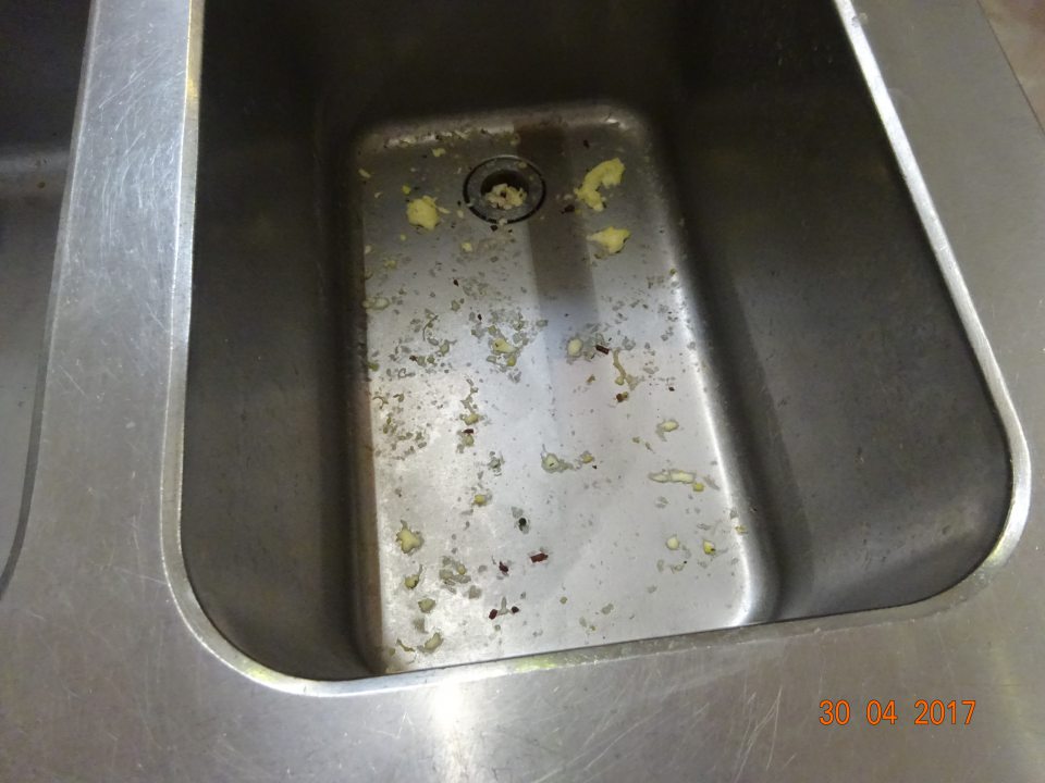 V oddelení lahôdok prevádzky znečistené technologické zariadenie.